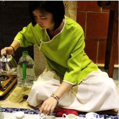 女士喝茶的手勢，女人正確喝茶手勢姿勢圖