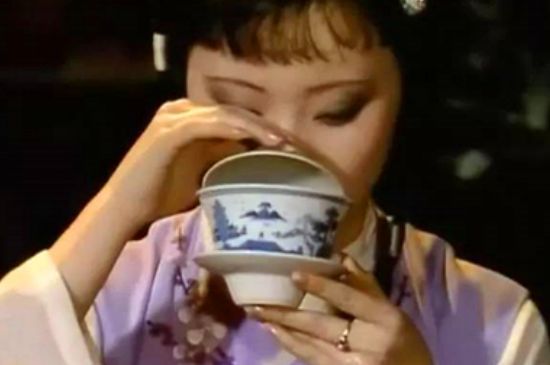 女士喝茶優(yōu)雅姿勢，女士正確喝茶姿勢禮儀