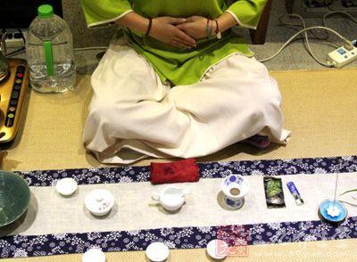 女士喝茶的手勢，女人正確喝茶手勢姿勢圖