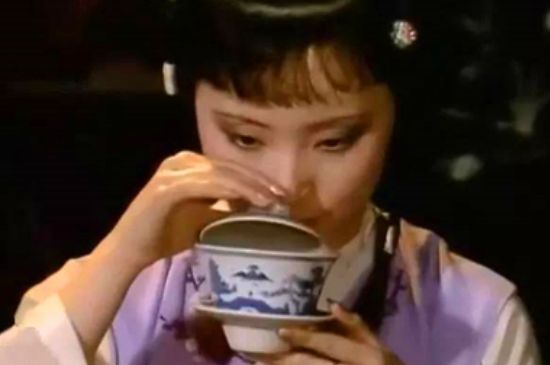 女士喝茶優(yōu)雅姿勢，女士正確喝茶姿勢禮儀