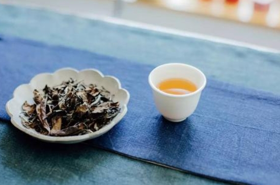 福鼎白茶能長(zhǎng)時(shí)間悶泡嗎，老白茶可以悶著喝嗎？