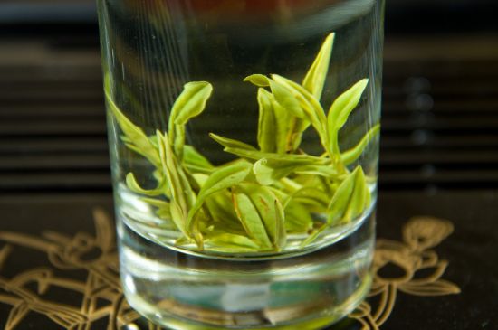 安吉白茶冷藏好還是冷凍好？這個需要根據(jù)存放時間來選擇