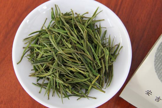 安吉白茶冷藏好還是冷凍好？這個需要根據(jù)存放時間來選擇