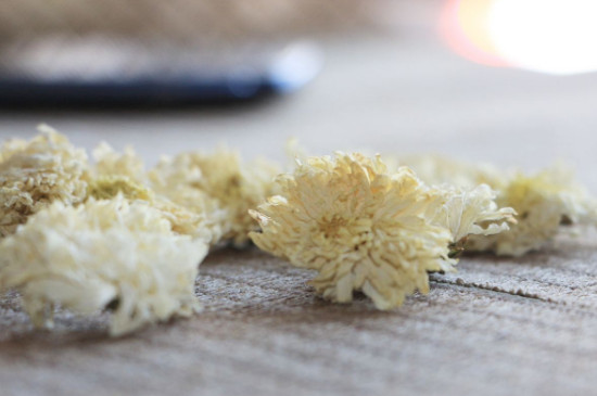 菊花茶買小朵還是大朵，泡茶用的小菊花和大菊花哪個(gè)好