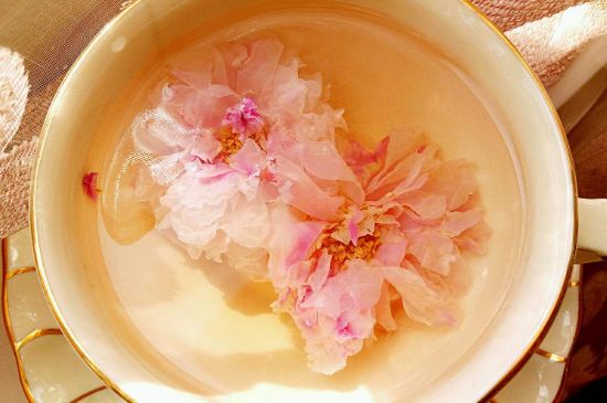 玫瑰花茶的功效與作用，堅(jiān)持喝一個(gè)月玫瑰花茶會(huì)怎樣？
