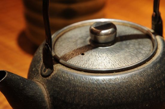日本鐵壺怎么開(kāi)壺，新鐵壺開(kāi)壺方法