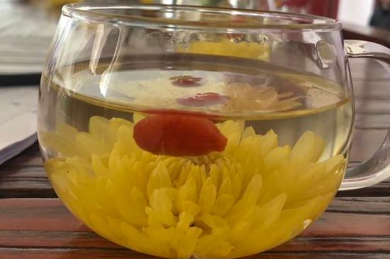 晚上可以喝菊花茶泡水嗎，睡覺(jué)前能不能喝菊花茶？