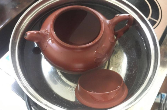 紫砂開(kāi)壺和不開(kāi)壺的區(qū)別，紫砂壺開(kāi)壺的正確方法及開(kāi)壺建議