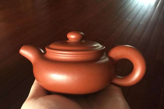 朱泥<a href=http://m.sdkjzx.com/chaju/zisha/ target=_blank class=infotextkey>紫砂壺如何開壺</a>，朱泥壺日常泡茶養(yǎng)護(hù)