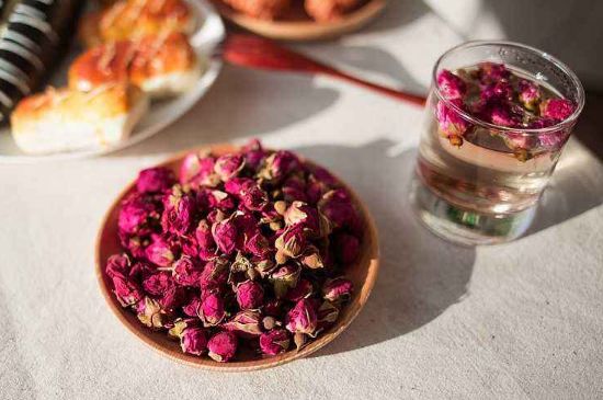 玫瑰花茶的功效與作用，堅(jiān)持喝一個(gè)月玫瑰花茶會(huì)怎樣？