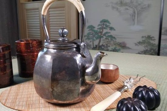 銀壺泡茶后為什么會(huì)變黑，銀壺內(nèi)膽發(fā)黑怎么辦