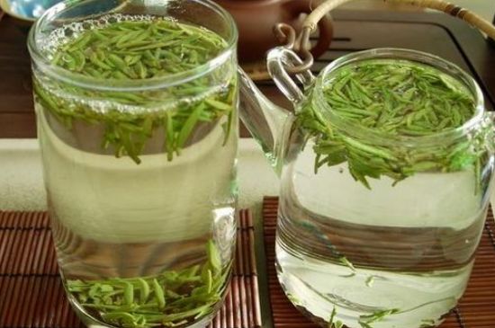 竹葉青和雀舌哪個貴，竹葉<a href=http://m.sdkjzx.com/fenlei/wulongcha/ target=_blank class=infotextkey>青茶</a>貴嗎？