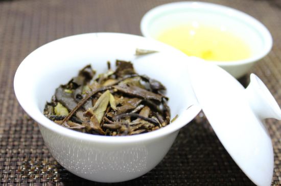 怎么撬老白茶茶餅不容易碎，福鼎白茶如何撬茶方法