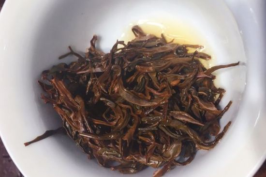 女人喝紅茶好還是喝普洱茶好，普洱茶和紅茶哪個適合女人喝