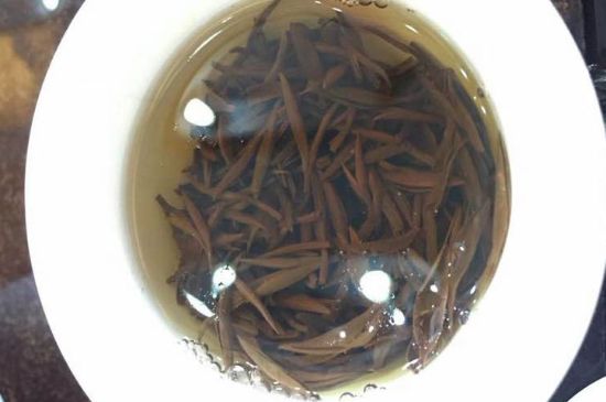 女人喝金駿眉的好處和壞處，女性喝金駿眉可減肥養(yǎng)顏