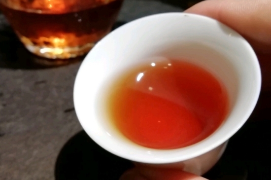 長(zhǎng)期喝巖茶會(huì)上火嗎？巖茶這樣喝了容易上火！